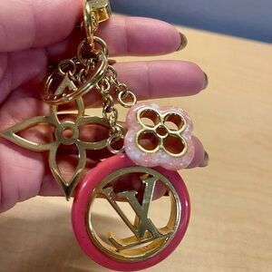 $530 Authentic Louis Vuitton Pink and Gold Key Holder